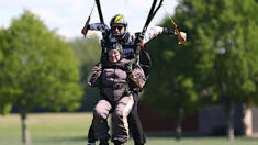 « Un peu effrayant » : pour ses 102 ans, une Britannique saute en parachute