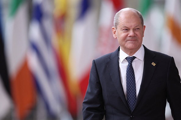 Le chancelier allemand Olaf Scholz arrive au premier jour d'une réunion spéciale du Conseil européen dans le bâtiment du Conseil européen à Bruxelles, le 30 mai 2022. (Photo : KENZO TRIBOUILLARD/AFP via Getty Images)