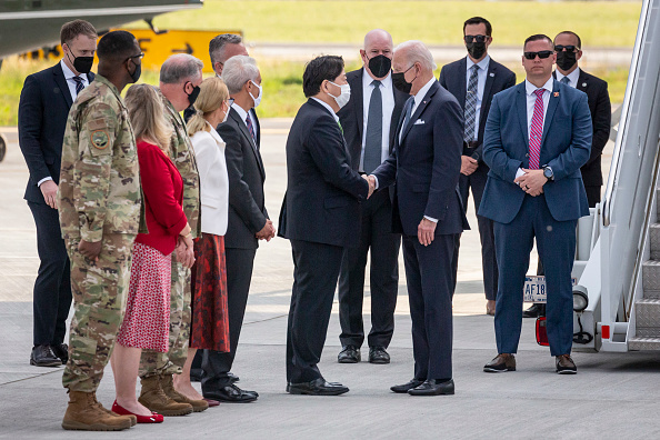 -Le président américain Joe Biden serre la main du ministre japonais des Affaires étrangères Yoshimasa Hayashi à son arrivée à la base aérienne de Yokota le 22 mai 2022 à Fussa, Tokyo, Japon. Photo de Yuichi Yamazaki/Getty Images.