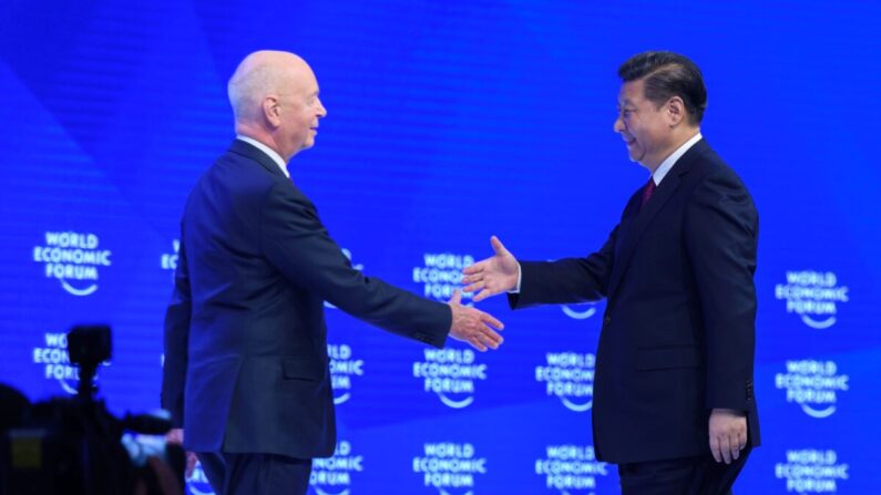 Le dirigeant chinois Xi Jinping (à dr.) serre la main de Klaus Schwab, fondateur et président exécutif du Forum économique mondial (FEM), lors de la première journée de la réunion du FEM à Davos, en Suisse, le 17 janvier 2017 (Fabrice Coffrini/AFP via Getty Images)
