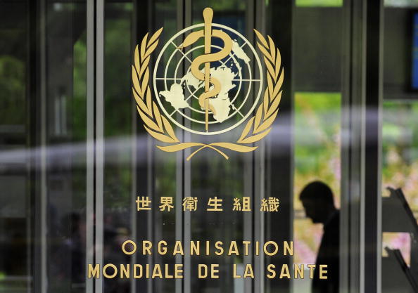 -L'entrée du siège de l'Organisation mondiale de la santé (OMS) à Genève. L'Organisation mondiale de la santé.  Photo doit se lire FABRICE COFFRINI/AFP via Getty Images.