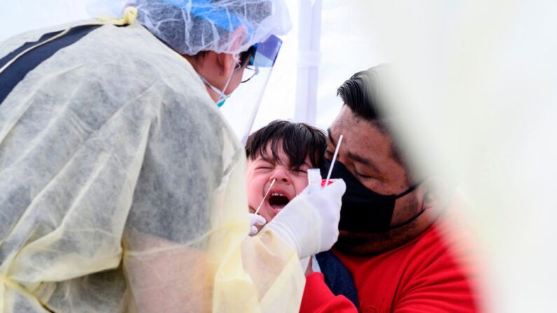 Enfant soumis à un test de dépistage Covid nasal dans un bus de dépistage sur le parking de l’école publique de Compton, en Californie, le 28 avril 2020. (Robyn Beck/AFP via Getty Images)