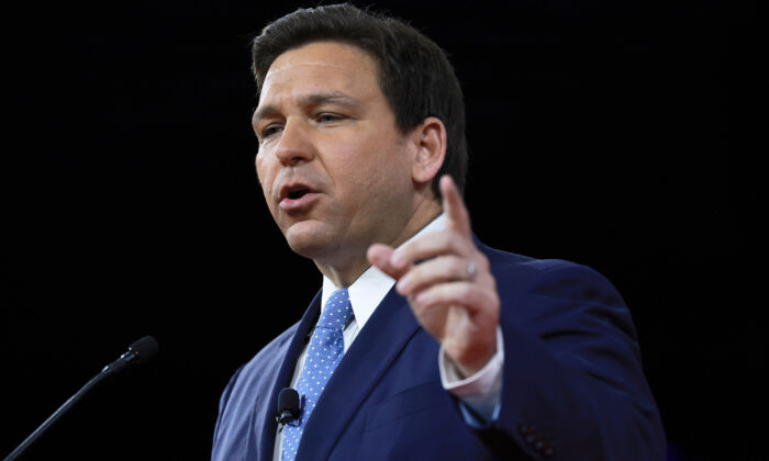 Le gouverneur de la Floride Ron DeSantis s'exprime lors de la Conservative Political Action Conference (CPAC) au Rosen Shingle Creek à Orlando, le 24 février 2022. (Joe Raedle/Getty Images)