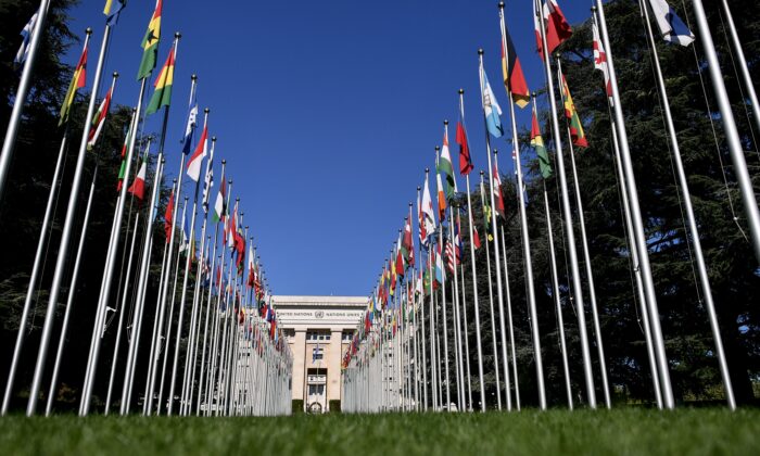 Le « palais des Nations », qui abrite les bureaux des Nations unies, est visible au bout de la pelouse bordée de drapeaux, le 4 septembre 2018 à Genève. (FABRICE COFFRINI/AFP via Getty Images)