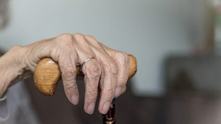 « Elle a cru qu’elle allait mourir » : à 83 ans, l’ambulance la laisse à la mauvaise adresse et elle passe la nuit dehors par 8°C