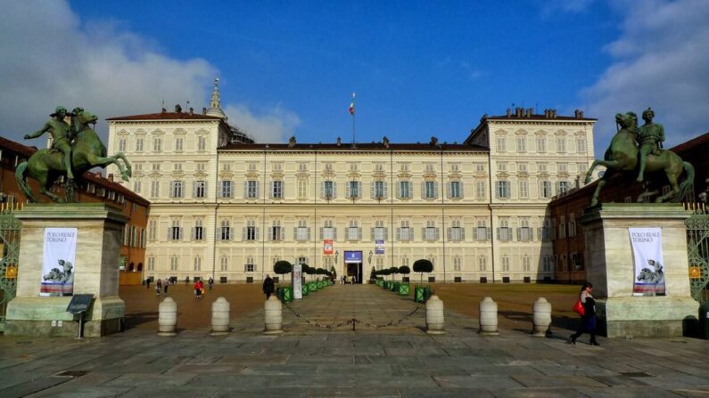 La forte et élégante façade néoclassique du Palais Royal de Turin brille en blanc sur la vaste place de pierre de la Piazza Castello. Les lignes fortes et les détails subtils des murs extérieurs dissimulent les pièces baroques richement décorées qui attendent à l'intérieur. (Tim Tregenza/CC BY-SA 3.0)