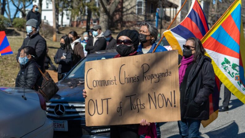 Manifestation devant la Tufts University exigeant la fermeture de son Institut Confucius. Sous couvert d’offrir une formation linguistique, les Instituts Confucius du régime chinois promeuvent de manière radicale ses acquis communistes, à Somerville, dans le Massachusetts, le 13 mars 2021. (Learner Liu/Epoch Times)