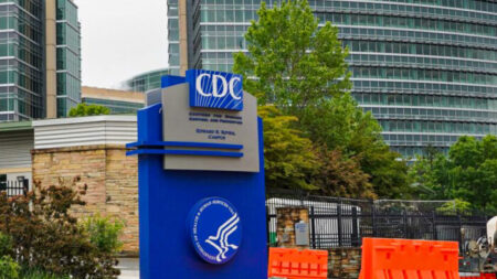 Les CDC confirment un décès post vaccination dû à une coagulation sanguine deux semaines avant d’alerter le public: courriels