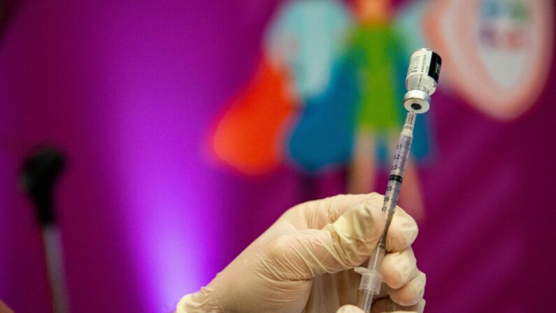 Une infirmière prépare un vaccin Pfizer-BioNTech Covid-19 à Hartford, dans le Connecticut, le 6 janvier 2022. (Joseph Prezioso/AFP via Getty Images)