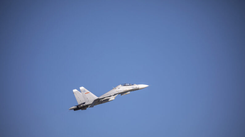 Un chasseur aérien J-11 décolle d'un aéroport militaire de l'APL lors d'une séance d'entraînement dans la province du Zhejiang, en Chine orientale, le 27 août 2021. (Feature China/Future Publishing via Getty Images)