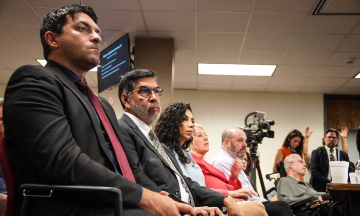 Leo Biasiucci, sénateur de l’Arizona écoute les conclusions de True the Vote sur la fraude électorale à la State House de l’Arizona à Phoenix, le 31 mai 2022. (Allan Stein/Epoch Times)