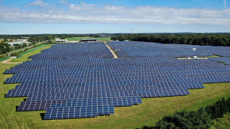 Vue aérienne de panneaux solaires sur le site solaire Sutter Greenworks à Calverton, dans l'État de New York, le 19 septembre 2021. (Bruce Bennett/Getty Images)