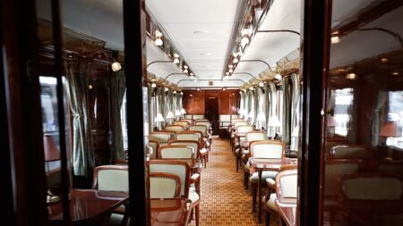 L’Orient-Express est parti de la gare de Reims pour rejoindre Venise, « dans une ambiance hors du temps »