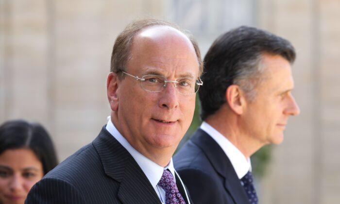 Larry Flink, le PDG de BlackRock à la sortie d’une réunion sur les investissements climatiques avec quelques dirigeants dont Macron, à l’Élysée, le 10 juillet 2019. (Ludovic Martin/AFP via Getty Images)