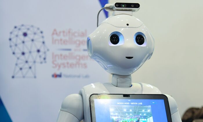 Robot du laboratoire AIIS (Artificial Intelligence and Intelligent Systems) du Consortium national interuniversitaire italien pour l'informatique (CINI) exposé lors de la 7e édition de la Maker Faire 2019, à Rome, le 18 octobre 2019. (Andreas Solaro/AFP via Getty Images)