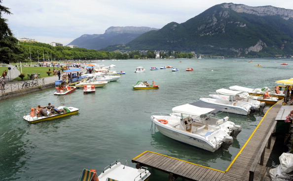 Vue sur le lac d'Annecy. (PHILIPPE DESMAZES/AFP via Getty Images)