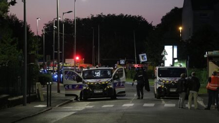 Val-de-Marne: après trois interpellations à Champigny, une trentaine d’individus tentent de pénétrer dans le commissariat