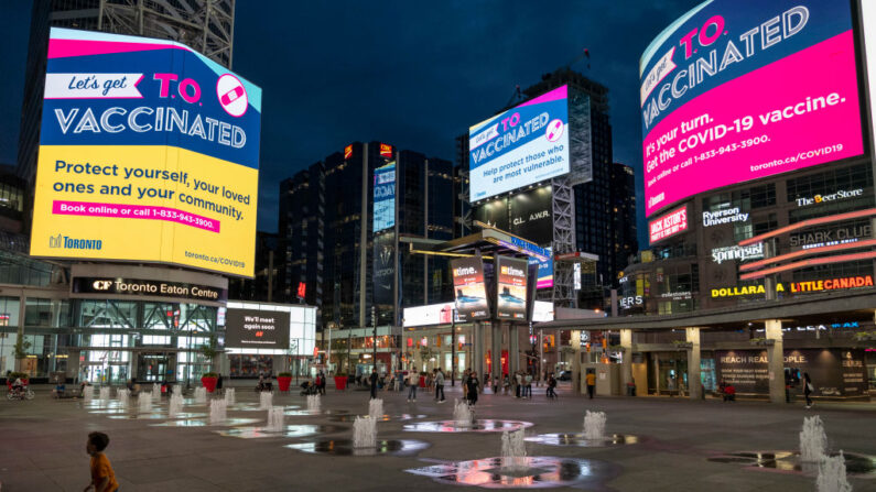 Yonge and Dundas Square à Toronto, vide pendant le confinement le 7 juin 2021 (Photo : Ian Willms/Getty Images)