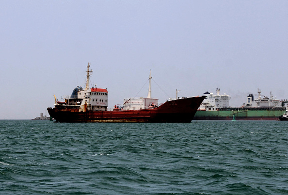 Un pétrolier abandonné, risque de couler en raison d'un mauvais entretien, est ancré dans le sud du Yémen, le 21 juillet 2021. Photo de Saleh OBAIDI / AFP via Getty Images.