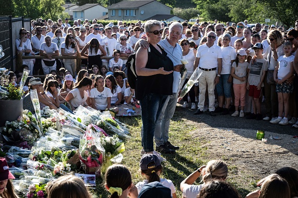 Les parents d'Emma (C) lors de la marche blanche le 13 juin dernier en hommage à leur fille, une adolescente de 14 ans poignardée à mort le 6 juin 2022 par son petit ami à Clessé, en Saône-et-Loire. (Photo JEAN-PHILIPPE KSIAZEK/AFP via Getty Images)