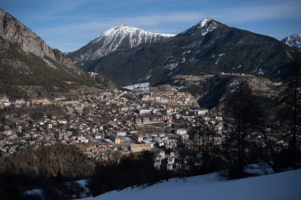 Vue générale de la ville de Briançon, le 3 février 2022. (LOIC VENANCE/AFP via Getty Images)