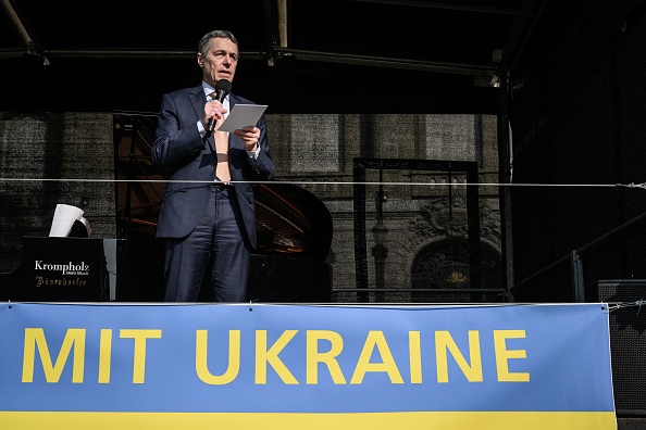 Le président suisse Ignazio Cassis lors d'une manifestation contre l'invasion russe de l'Ukraine à côté du Parlement suisse à Berne, le 19 mars 2022. Photo de Fabrice COFFRINI / AFP via Getty Images.