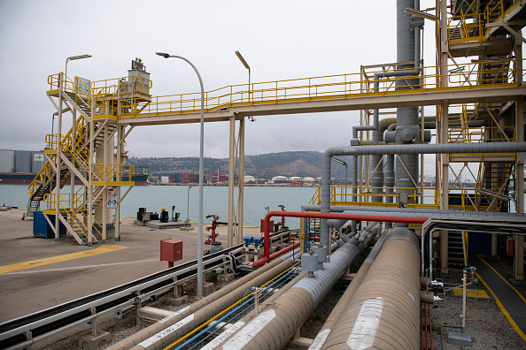 Les gazoducs de l'usine de regazéification Enagas, la plus ancienne d'Europe continentale, située à la Muelle de la Energia dans le port de Barcelone. (Photo by JOSEP LAGO/AFP via Getty Images)