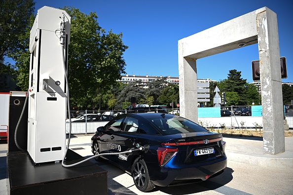 La station de production et de distribution d'hydrogène HysetCo, porte de Saint-Cloud, à Paris (75).  (Photo CHRISTOPHE ARCHAMBAULT/AFP via Getty Images)