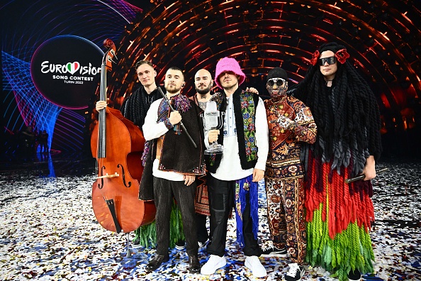 Les membres du groupe "Kalush Orchestra" posent sur scène avec le trophée du vainqueur et les drapeaux ukrainiens après avoir remporté au nom de l'Ukraine le concours Eurovision de la chanson 2022 le 14 mai 2022 au Pala Alpitour à Turin. 
 (Photo  MARCO BERTORELLO/AFP via Getty Images)