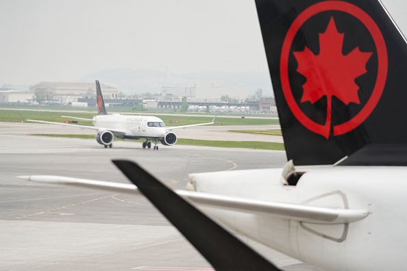 Dans la métropole québécoise, la file d'attente pour obtenir un passeport se rallongeait jeudi à vue d'oeil, à l'aube d'un week-end férié et de la saison estivale, qui marquent le grand retour des voyages après plus de deux ans de pandémie.(Photo : GEOFF ROBINS/AFP via Getty Images)