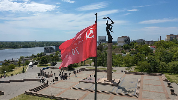 -Les autorités de la région ukrainienne de Kherson contrôlée par Moscou ont annoncé le 23 mai l'introduction du rouble comme monnaie officielle, et aujourd’hui ils distribuent des passeports à la population. Photo d'Andrey BORODULIN / AFP via Getty Images.