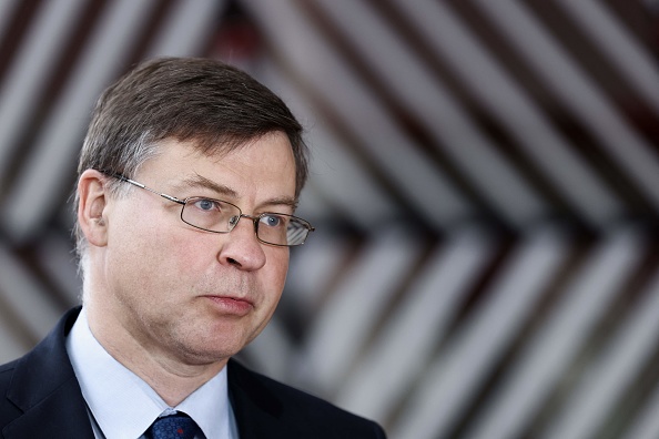 Le commissaire européen au Commerce Valdis Dombrovskis répond aux questions des journalistes avant un Conseil "Affaires économiques et financières" (EcoFin) au siège de l'UE à Bruxelles, le 24 mai 2022. (Photo : KENZO TRIBOUILLARD/AFP via Getty Images)