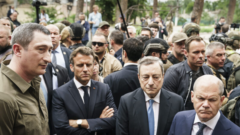 Emmanuel Macron, le Premier ministre italien Mario Draghi et le chancelier allemand Olaf Scholz (SPD) visitent Irpin, l'une des villes de la banlieue de Kiev le 16 juin 2022. (Photo Jesco Denzel/Bundesregierung via Getty Images)