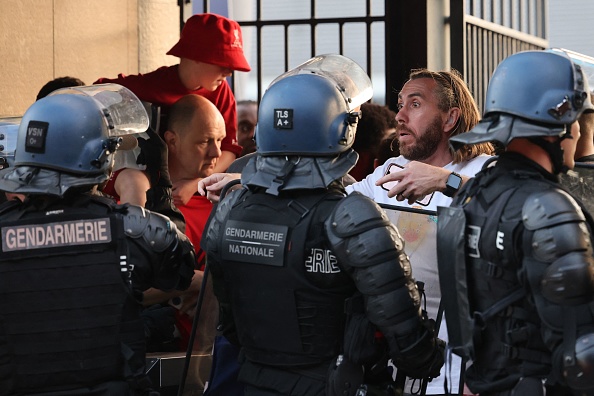 Des fans du Real Madrid refoulés avant le match de la finale de la Ligue des champions au Stade de France à Saint-Denis, le 28 mai 2022. (Photo :  THOMAS COEX/AFP via Getty Images)