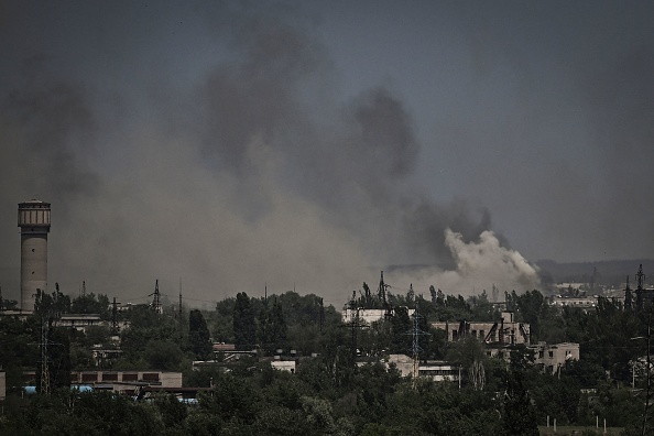 Dans la ville de Severodonetsk lors des combats entre les troupes ukrainiennes et russes dans la région du Donbass, à l'est de l'Ukraine, le 2 juin 2022. Photo par ARIS MESSINIS/AFP via Getty Images.