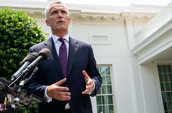 Le secrétaire général de l'OTAN, M. Jens Stoltenberg, s'adresse aux médias après une réunion avec le président des États-Unis, M. Joe Biden, à la Maison Blanche, à Washington, le 2 juin 2022. (Photo : SAUL LOEB/AFP via Getty Images)