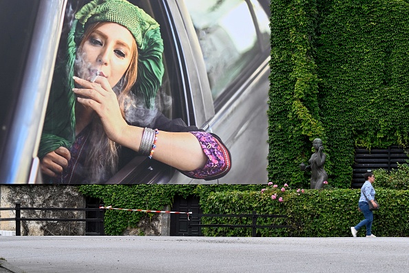 Une femme passe devant une photographie de l'artiste afghane Fatimah Hossaini, 28 ans, lors du festival photo de La Gacilly "Visions d'Orient" qui se tiendra jusqu'au 30 septembre 2022, le 3 juin 2022. Photo DAMIEN MEYER/AFP via Getty Images.