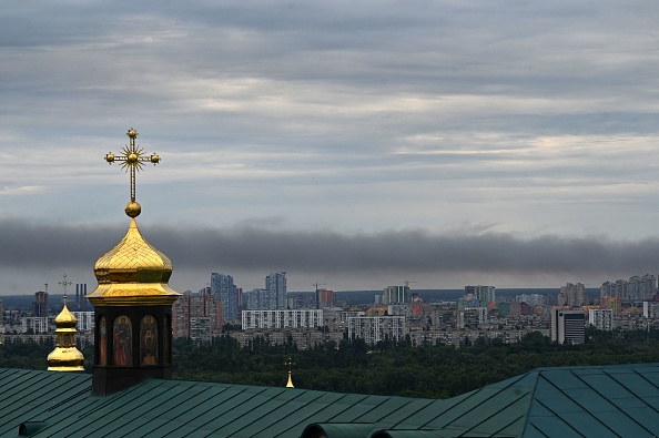 -Plusieurs explosions ont frappé la capitale ukrainienne Kiev tôt le matin le 5 juin 2022.  "Plusieurs explosions dans les quartiers de Darnytsky et Dniprovsky de la ville", a déclaré le maire de Kiev. Photo de Sergei SUPINSKY / AFP via Getty Images.