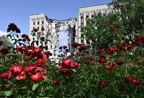 -Le bâtiment du gouvernement régional détruit par une frappe de missile russe en mars 2022, dans la ville de Mykolaïv. Photo by Genya SAVILOV/AFP via Getty Images.