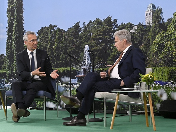 Le secrétaire général de l'OTAN, Jens Stoltenberg (G), s'entretient avec le président finlandais, Sauli Niinisto, au cours d'une discussion sur la guerre en Ukraine, la situation actuelle en matière de sécurité et l'adhésion de la Finlande à l'OTAN, au début des entretiens de Kultaranta, à la résidence présidentielle d'été de Naantali (Finlande), le 12 juin 2022. (Photo : MARKKU ULANDER/Lehtikuva/AFP via Getty Images)