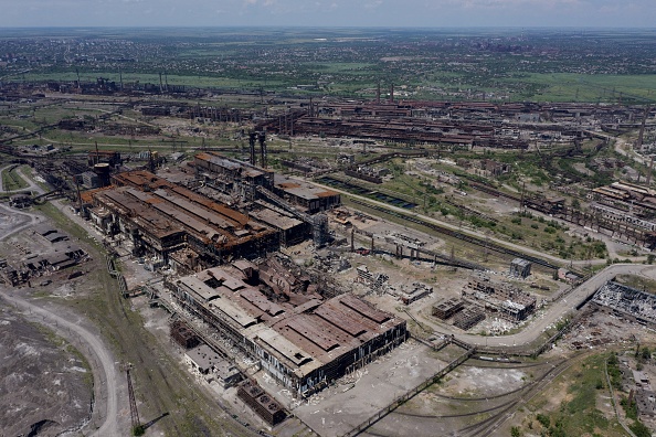 -Les ruines de l'aciérie Azovstal à Marioupol, au milieu de l'action militaire russe en cours en Ukraine, le 13 juin 2022. Photo d'Andrey BORODULIN / AFP via Getty Images.