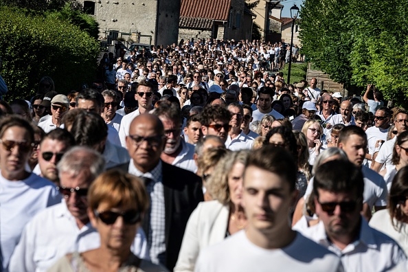 Un millier de personnes vêtues de blanc, portant des roses blanches, ont marché en silence dans le village de Clessé (Saône-et-Loire), en hommage à Emma, l'adolescente de 14 ans poignardée par son petit ami du même âge. (Photo JEAN-PHILIPPE KSIAZEK/AFP via Getty Images)