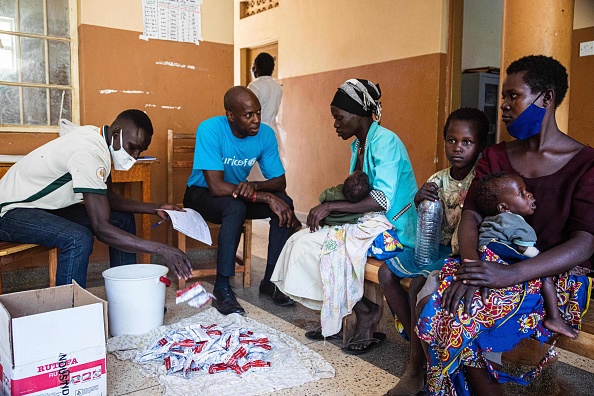 Un membre du personnel de l'UNICEF consulte des mères avec des bébés souffrant de malnutrition à l'hôpital régional de Moroto, en Ouganda, le 23 mai 2022. Photo de BADRU KATUMBA/AFP via Getty Images.