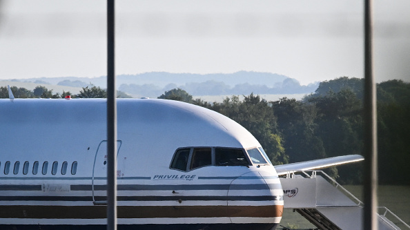 Un Boeing 767 se trouve sur la piste de la base militaire d'Amesbury, Salisbury, le 14 juin 2022, se préparant à emmener un certain nombre de demandeurs d'asile au Rwanda. Photo de JUSTIN TALLIS/AFP via Getty Images.