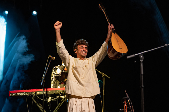 Mark Eliyahu se produit sur scène lors du concert en plein air de Harbiye à Istanbul, le 13 juin 2022. Photo de YASIN AKGUL/AFP via Getty Images.