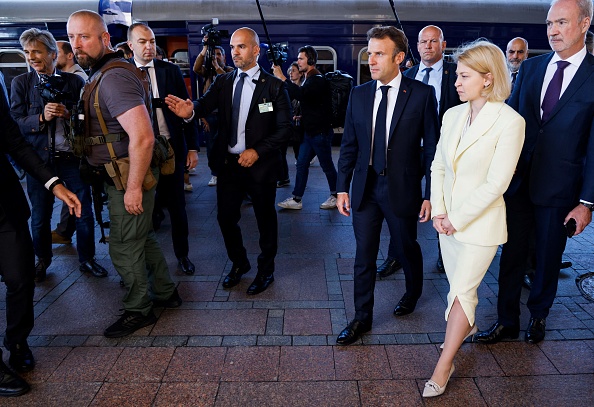 La Première ministre Iryna Vereshchuk aux côtés d'Emmanuel Macron à son arrivée à la gare de Kiev le 16 juin 2022. (Photo LUDOVIC MARIN/POOL/AFP via Getty Images)