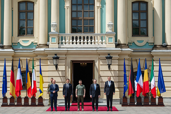 Le président ukrainien Volodymyr Zelensky, le président français Emmanuel Macron, le chancelier allemand Olaf Scholz, le Premier ministre italien Mario Draghi et le président roumain Klaus Iohannis le 16 juin 2022 à Kiev, Ukraine.  Photo par Alexey Furman/Getty Images.