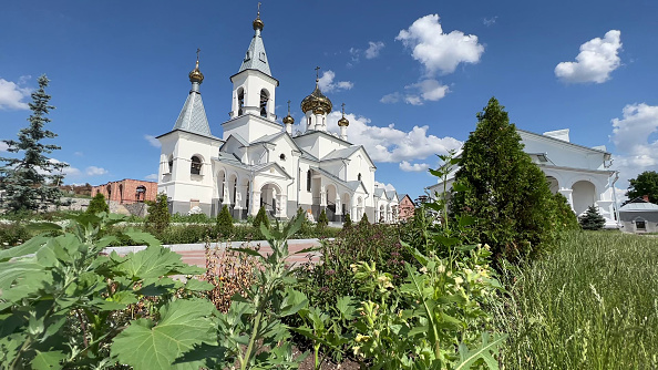 -La communauté religieuse, où vivent des religieuses et quelques pèlerins, soit un total de 60 personnes, dans le village d'Adamivka, 16 juin 2022. Photo de BAGUS SARAGIH/AFPTV/AFP via Getty Images.