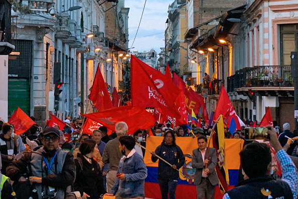 Les Équatoriens indigènes bloquent jeudi l'accès à la capitale, Quito, le quatrième jour de manifestations contre les prix élevés du carburant et le coût de la vie le 16 juin 2022. Photo de Veronica LOMBEIDA / AFP via Getty Images.