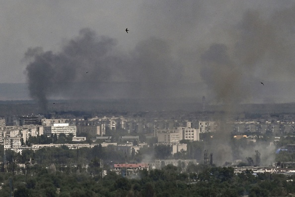 La fumée s'élève de la ville de Severodonetsk, dans la région du Donbass, à l'est de l'Ukraine, le 17 juin 2022.  Photo par ARIS MESSINIS/AFP via Getty Images.